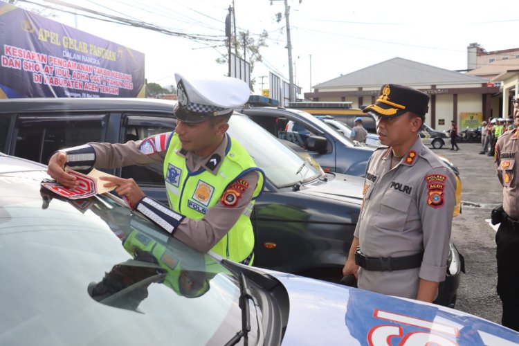 Hadir Lebih Dekat dengan Masyarakat, Polres Aceh Tengah Pasang Stiker Layanan 110 di Kendaraan Dinas