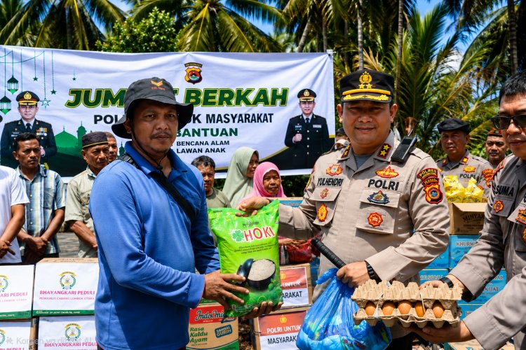 Jumat Berkah, Kapolres Aceh Tenggara dan Bhayangkari Salurkan Bantuan untuk Korban Kebakaran di Kute Bakhti