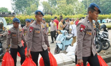 Brimob Metro Jaya Kerahkan 2 Unit Kendaraan Dapur Lapangan (Randurlap), Bagikan Bantuan Makanan untuk Korban Kebakaran Pasar Jiung