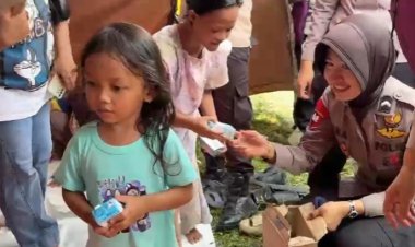 Polwan Brimob Polda Metro Jaya Berikan Trauma Healing untuk Anak-anak Korban Kebakaran Pasar Jiung Kemayoran