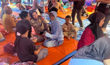 Ditpamobvit Polda Metro Bagikan 500 Boks Makanan untuk Korban Kebakaran Kemayoran