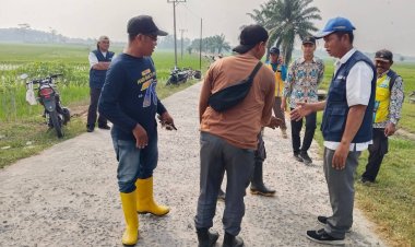 Bersama Kepala Kampung, Tim Bendungan Irigasi Perjaya Cek Penghambat Aliran Air ke Pisang Indah