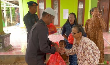 Brimob Batalyon D Pelopor Gelar Jumat Berkah, Bagikan Sembako kepada Warga Sekitar Mako