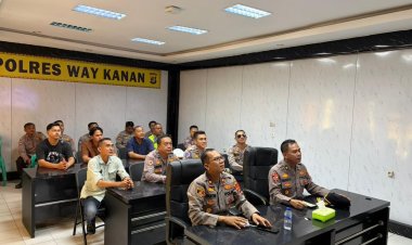 Polisi dan Warga Nobar Piala Dunia Swedia vs Tunisia di Way Kanan