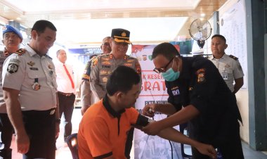 Sambut HUT Bhayangkara ke-80, Kapolres Aceh Utara dan Kalapas Lhoksukon Tinjau Bakti Kesehatan di Lapas