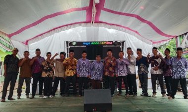 Momen Kebersamaan Anggota DPRD Way Kanan Sukro Suwaryono Bersama Panitia di Kediaman Suparno
