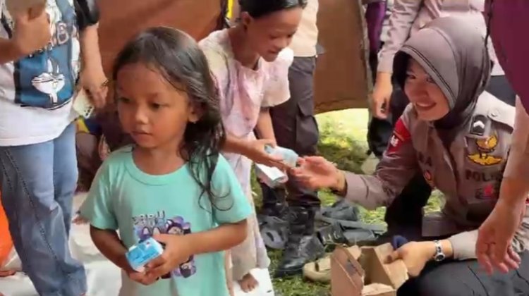 Polwan Brimob Polda Metro Jaya Berikan Trauma Healing untuk Anak-anak Korban Kebakaran Pasar Jiung Kemayoran