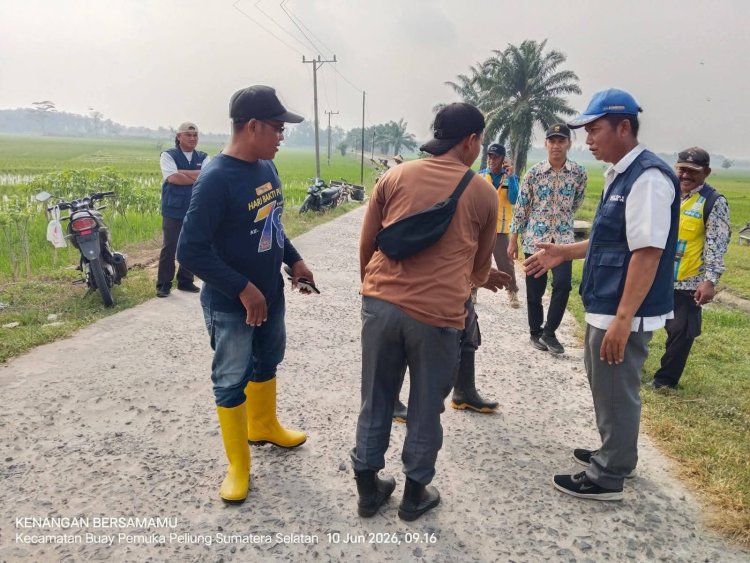 Bersama Kepala Kampung, Tim Bendungan Irigasi Perjaya Cek Penghambat Aliran Air ke Pisang Indah