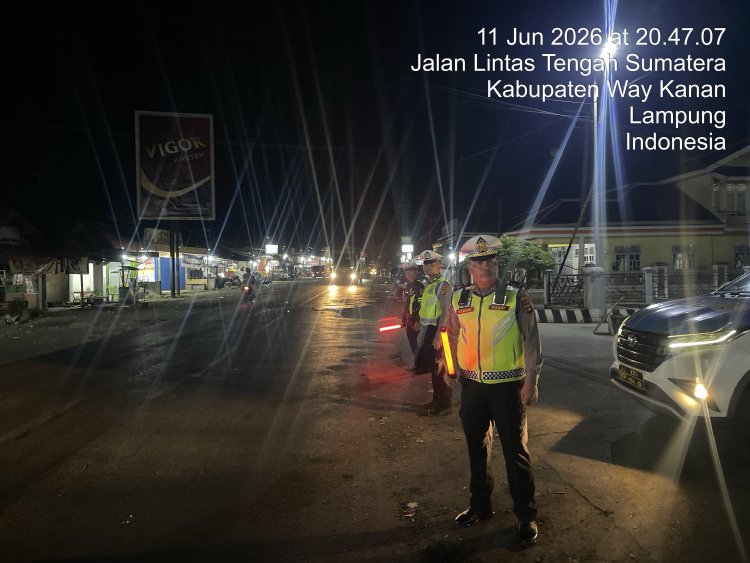 Satlantas Polres Way Kanan Gelar Blue Light Patrol, Arus Lalu Lintas Tengah Depan SPBU Bedeng Lancar   
