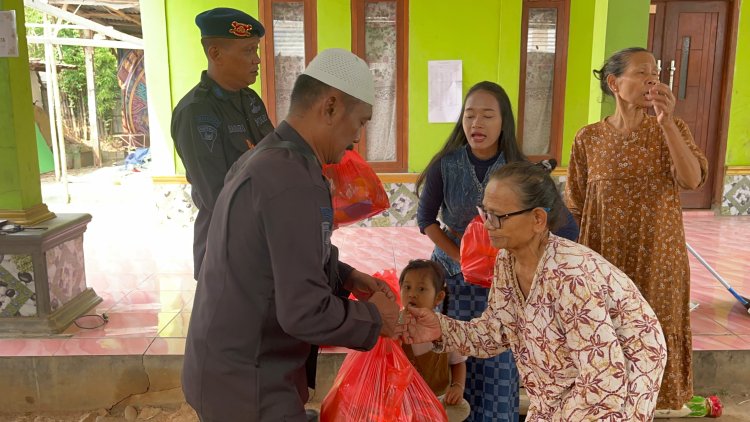 Brimob Batalyon D Pelopor Gelar Jumat Berkah, Bagikan Sembako kepada Warga Sekitar Mako