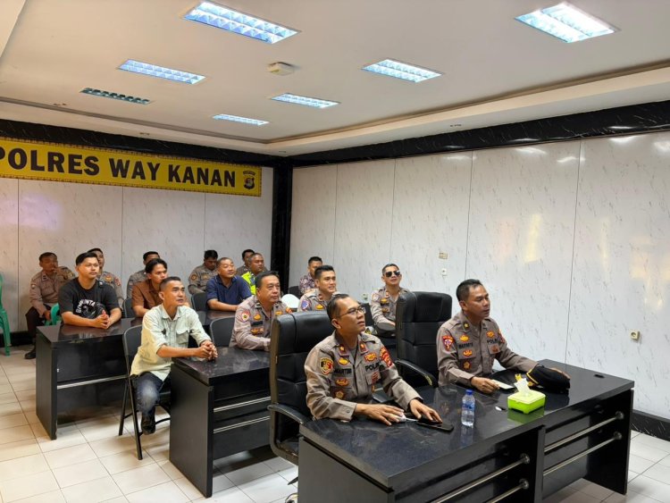 Polisi dan Warga Nobar Piala Dunia Swedia vs Tunisia di Way Kanan