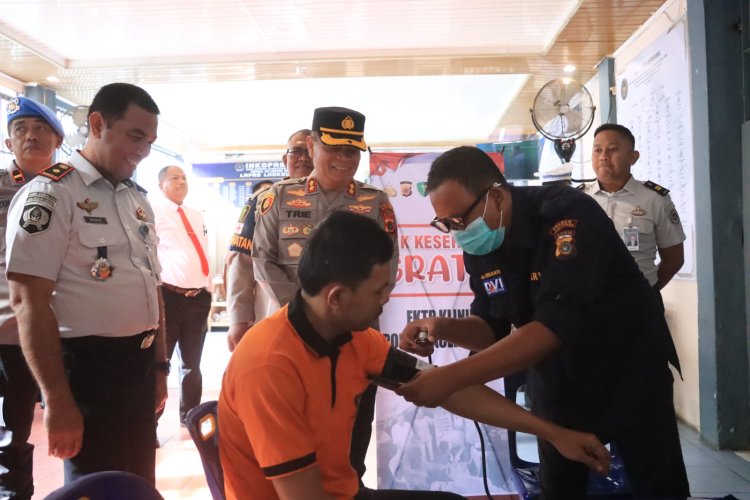 Sambut HUT Bhayangkara ke-80, Kapolres Aceh Utara dan Kalapas Lhoksukon Tinjau Bakti Kesehatan di Lapas