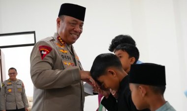 Revitalisasi Masjid Panggilan Sujud, Wakapolri Berbagi Kebahagiaan Bersama Anak-Anak Yatim
