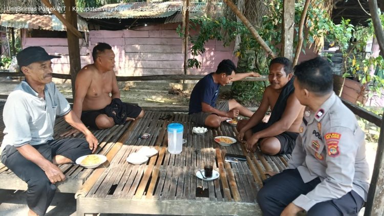 Perkuat Sinergi, Polsek Way Tuba Gelar Patroli Dialogis dan Sosialisasi Sabuk Kamtibmas