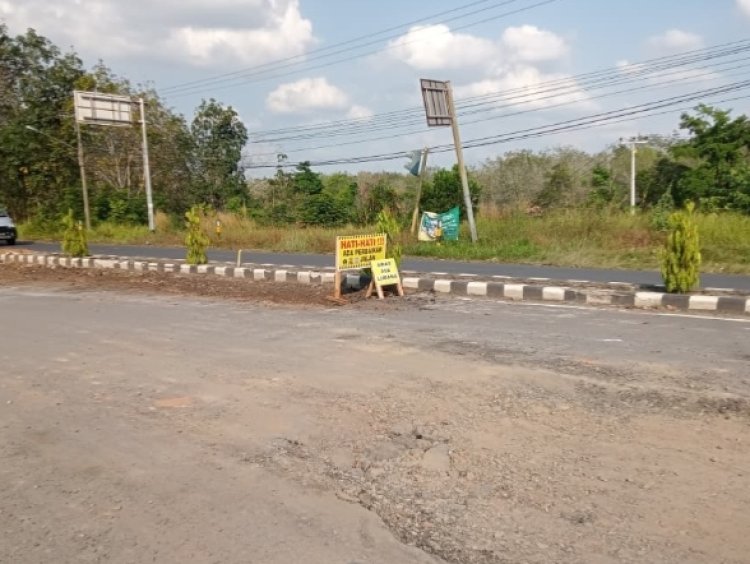 Ruas Jalan KM 04 hingga Bundaran Ria Kudu Belambagan Umpu, Kabupaten Way Kanan Sedang Dalam Perbaikan, Pengguna Jalan Diminta Lebih Berhati-hati