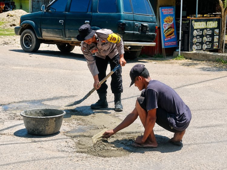 Peduli Keselamatan Warga, Bhabinkamtibmas Polsek Meurah Mulia Tambal Jalan Berlubang