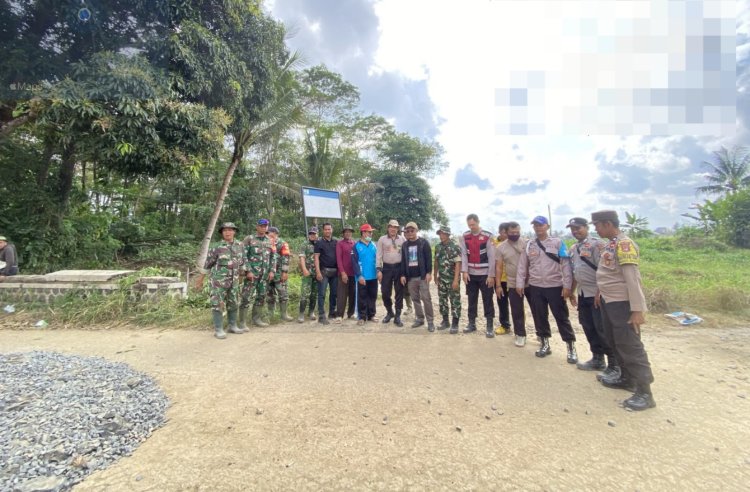 Kompak! Polsek Banjit Bersama Forkopimcam dan Warga Gelar Gotong Royong Perbaiki Jalan Poros Rebang Tinggi