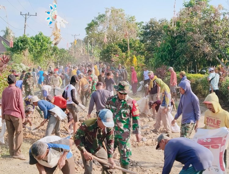 KORAMIL 427-05/BANJIT GELAR KARYA BHAKTI, RATUSAN WARGA BERSAMA PERBAIKI JALAN BERLUBANG DI REBANG TINGGI