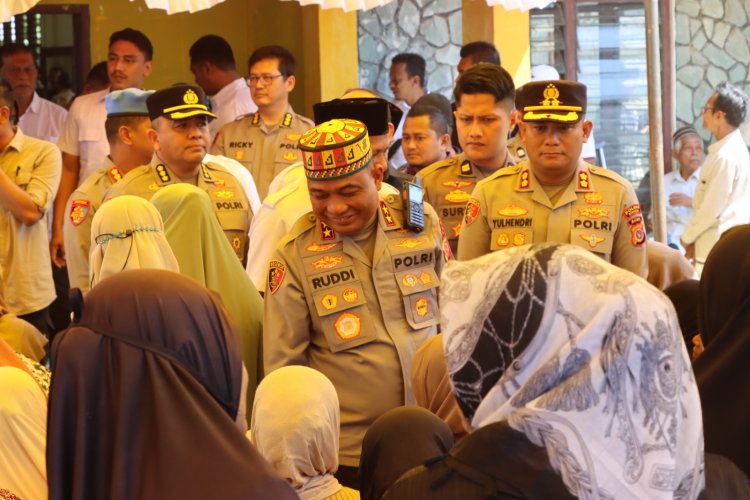 Kapolda Aceh Serahkan 1.000 Paket Sembako untuk Masyarakat Terdampak Bencana di Bireuen