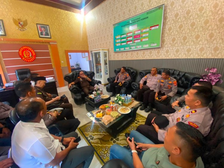 Polres Way Kanan Berikan Surprise Hari Bhakti Adhyaksa ke-66, Perkuat Sinergi dengan Kejaksaan Negeri Way Kanan