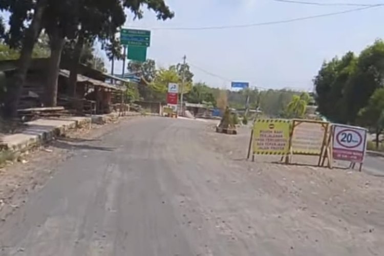Proyek di Bundaran Simpang Lima Jalan Jendral Sudirman Way Kanan: Debu Meluas, Warga Banyak Sakit, Pengendara sepeda motor, Terancam