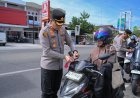 Tumbuhkan Cinta Tanah Air, Kapolres Pidie Bagikan Bendera Merah Putih kepada Pengguna Jalan