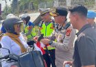 Aksi Sosial Sambut HUT RI ke-81, Satlantas Polres Way Kanan Bagikan Bendera Merah Putih Gratis ke Pengendara
