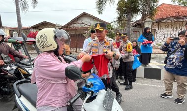 Sambut HUT Ke-81 RI, Kapolres Aceh Tengah dan Forkopimda Bagikan Bendera Merah Putih kepada Warga