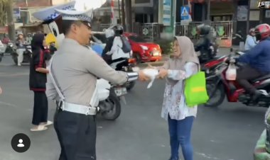 Satlantas Polres Sukabumi Kota Hadir Lebih Dekat Lewat Program "Polantas Karib" : Mengayomi Lewat Berbagi di Tengah Jalan