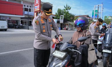 Tumbuhkan Cinta Tanah Air, Kapolres Pidie Bagikan Bendera Merah Putih kepada Pengguna Jalan