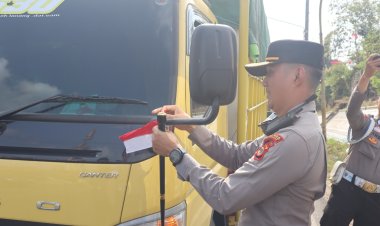 Aksi Sosial Sambut HUT RI ke-81, Satlantas Polres Way Kanan Bagikan Bendera Merah Putih Gratis ke Pengendara