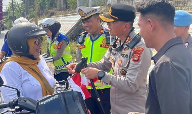 Aksi Sosial Sambut HUT RI ke-81, Satlantas Polres Way Kanan Bagikan Bendera Merah Putih Gratis ke Pengendara