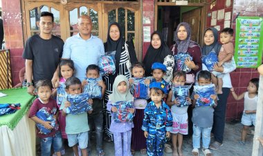 Danton Geuchik Gampong Kapa Serahkan Baju Seragam PAUD kepada Anak Didik