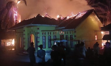 RESPON CEPAT LAYANAN 110! Polres Way Kanan Segera Datangi TKP Kebakaran Rumah Warga di Sangkaran Bhakti