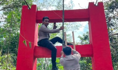 SAMBUT HUT KE-81 RI, POLRES WAY KANAN BERSAMA POLSEK BARADATU DAN WARGA GOTONG ROYONG PERBAIKI JEMBATAN GANTUNG MERAH PUTIH PRESISI!