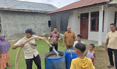 Aliran Air Lama Tak Hidup, Geuchik Kapa Irmansyah (Danton) Hadir Salurkan Air Bersih untuk Warga