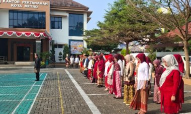 Pesona Pakaian Adat Nusantara Semarakkan Upacara HUT RI ke-81 di BPN Kota Metro