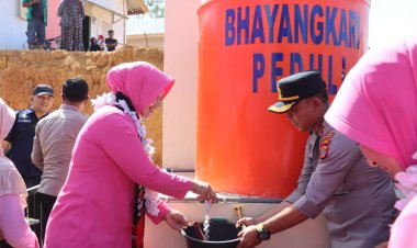 Sentuhan Kepedulian Bhayangkari untuk Warga Huntara Linge, Air Bersih dan Sembako Disalurkan