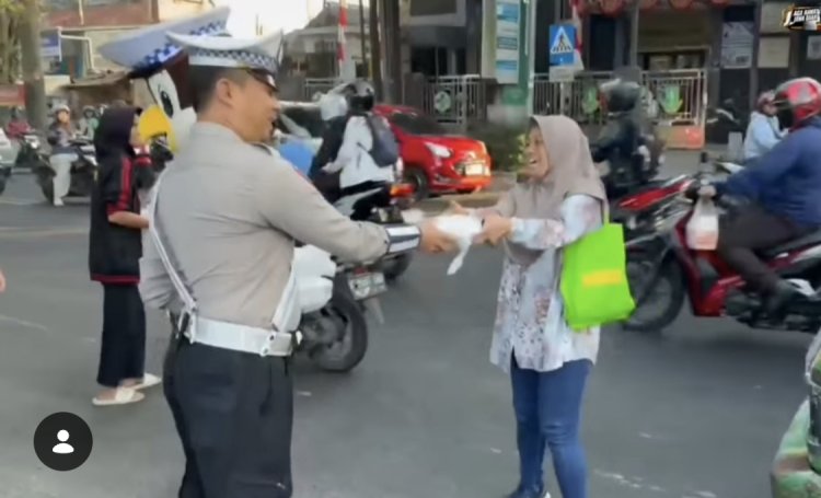 Satlantas Polres Sukabumi Kota Hadir Lebih Dekat Lewat Program "Polantas Karib" : Mengayomi Lewat Berbagi di Tengah Jalan
