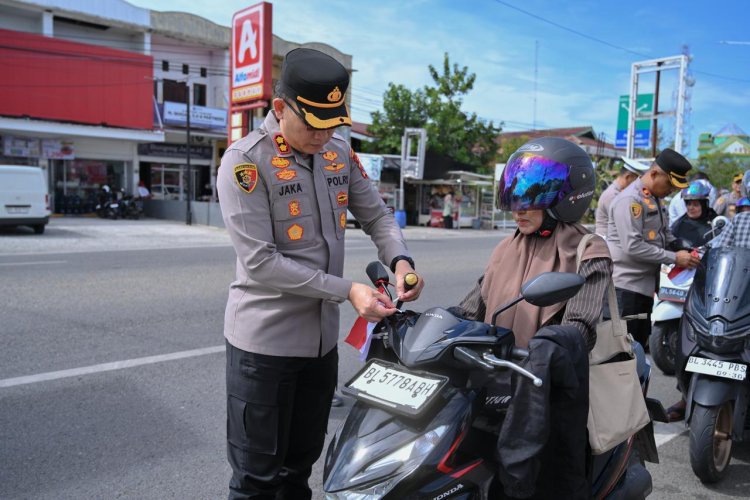 Tumbuhkan Cinta Tanah Air, Kapolres Pidie Bagikan Bendera Merah Putih kepada Pengguna Jalan