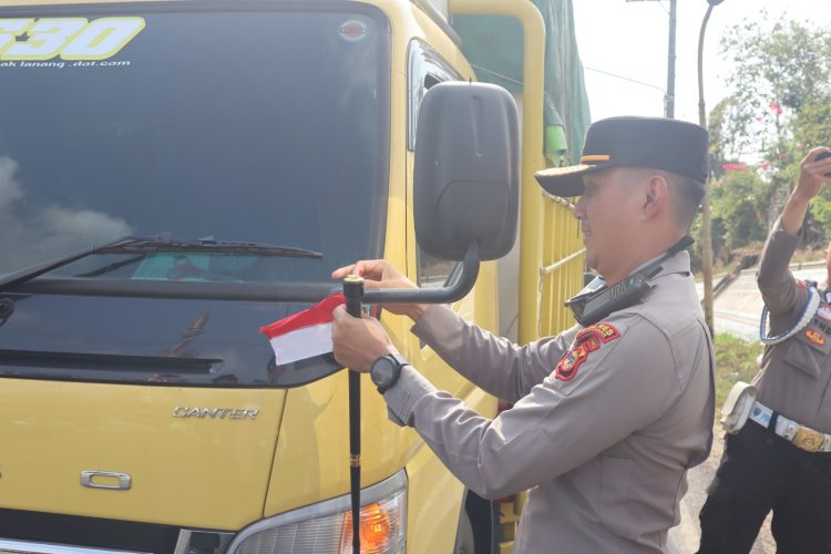 Aksi Sosial Sambut HUT RI ke-81, Satlantas Polres Way Kanan Bagikan Bendera Merah Putih Gratis ke Pengendara
