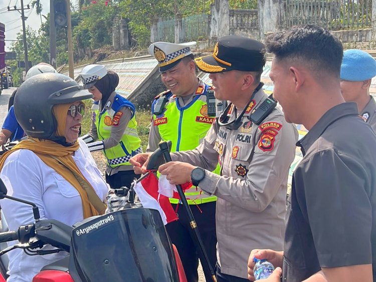 Aksi Sosial Sambut HUT RI ke-81, Satlantas Polres Way Kanan Bagikan Bendera Merah Putih Gratis ke Pengendara