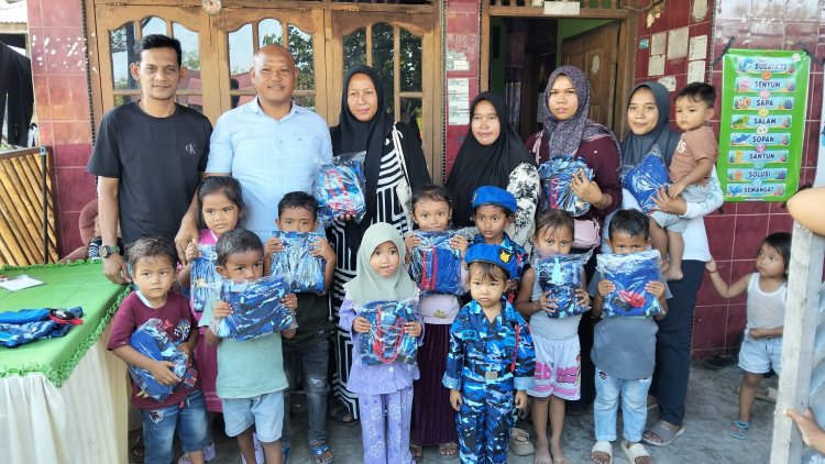 Danton Geuchik Gampong Kapa Serahkan Baju Seragam PAUD kepada Anak Didik