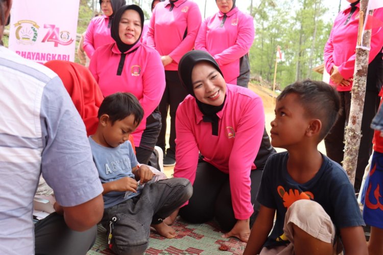 Peduli Warga Terdampak Bencana, Bhayangkari Aceh Tengah Hadirkan Bansos Huntara Linge