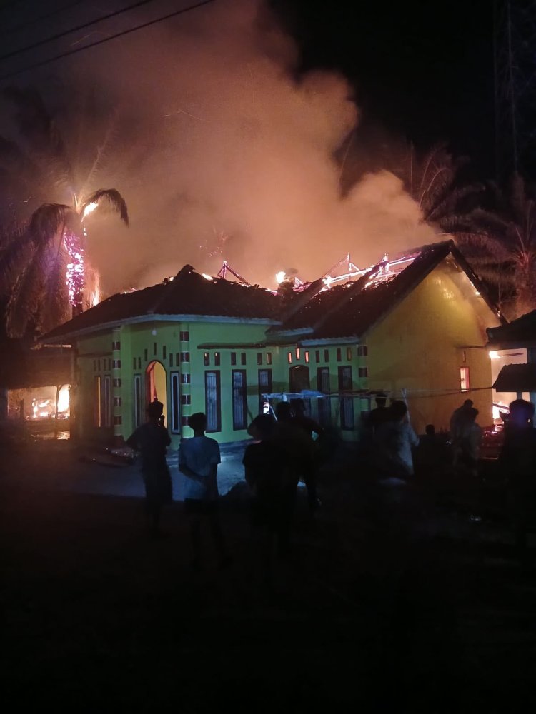 RESPON CEPAT LAYANAN 110! Polres Way Kanan Segera Datangi TKP Kebakaran Rumah Warga di Sangkaran Bhakti
