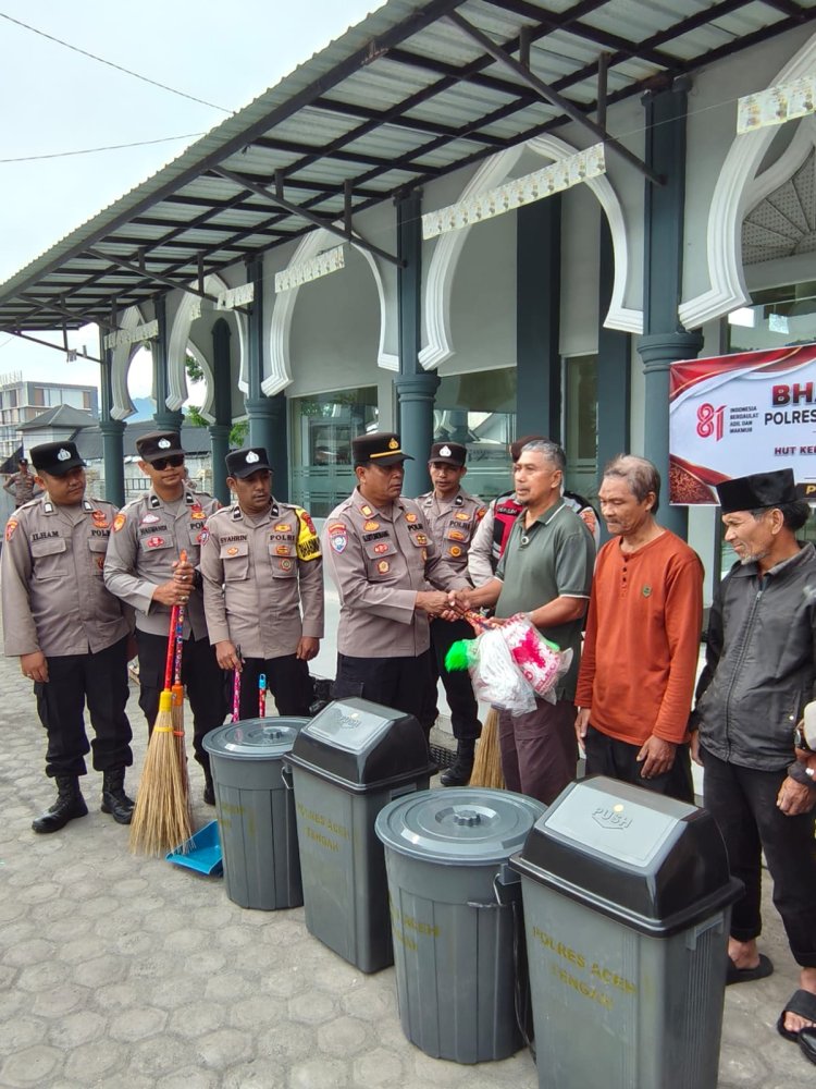 Sambut HUT RI ke-81, Polres Aceh Tengah dan Polsek Jajaran Laksanakan Bakti Sosial di Tempat Ibadah