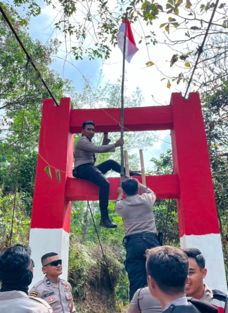 SAMBUT HUT KE-81 RI, POLRES WAY KANAN BERSAMA POLSEK BARADATU DAN WARGA GOTONG ROYONG PERBAIKI JEMBATAN GANTUNG MERAH PUTIH PRESISI!