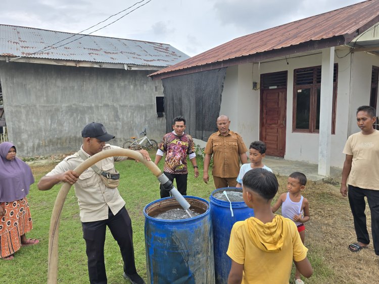 Aliran Air Lama Tak Hidup, Geuchik Kapa Irmansyah (Danton) Hadir Salurkan Air Bersih untuk Warga