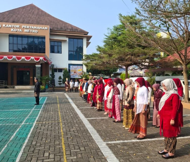 Pesona Pakaian Adat Nusantara Semarakkan Upacara HUT RI ke-81 di BPN Kota Metro