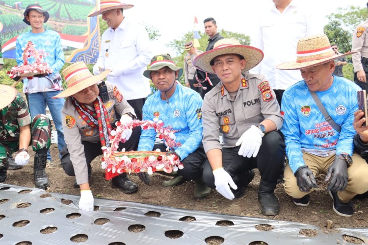 Polda Aceh dan Polres Aceh Tengah Perkuat Ketahanan Pangan, Tanam Bawang Putih dan Bagikan Sembako